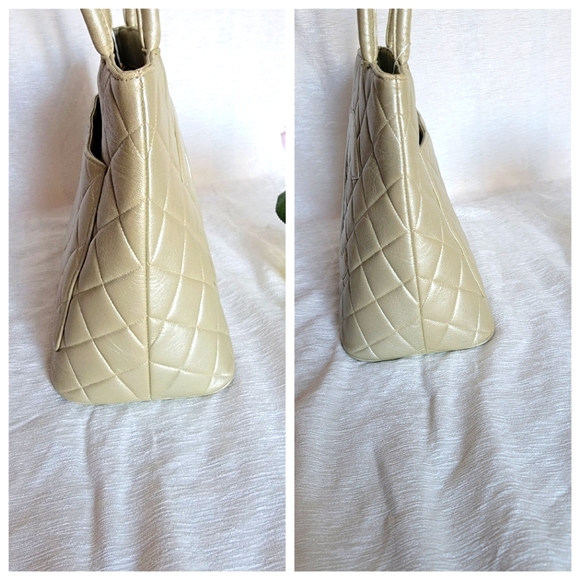 COA💓🔥CHANEL Iridescent Pearl Lambskin Medallion Tote /COA - Picture 11 of 14